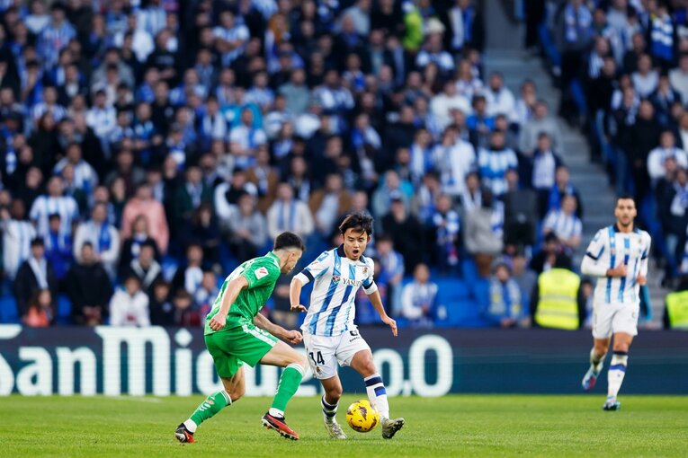 股抜きで相手をかわす久保、直後ファールで止められた　©Daisuke Nakashima