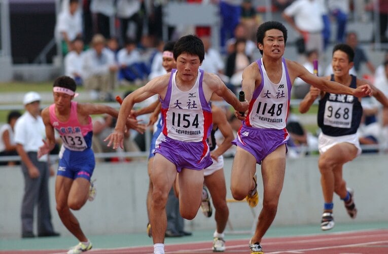 400ｍリレーでは大社初の優勝を達成。写真は3走の神門雅人→4走の原宏喜へのバトンパス　©Getsuriku