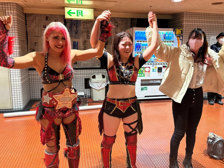 再会を果たし、笑顔で写真に収まったジュリア、鈴季すず、テキーラ沙弥