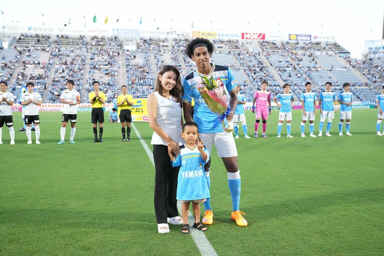 2022年、J1通算出場100試合達成を祝福された際の1枚　©J.LEAGUE
