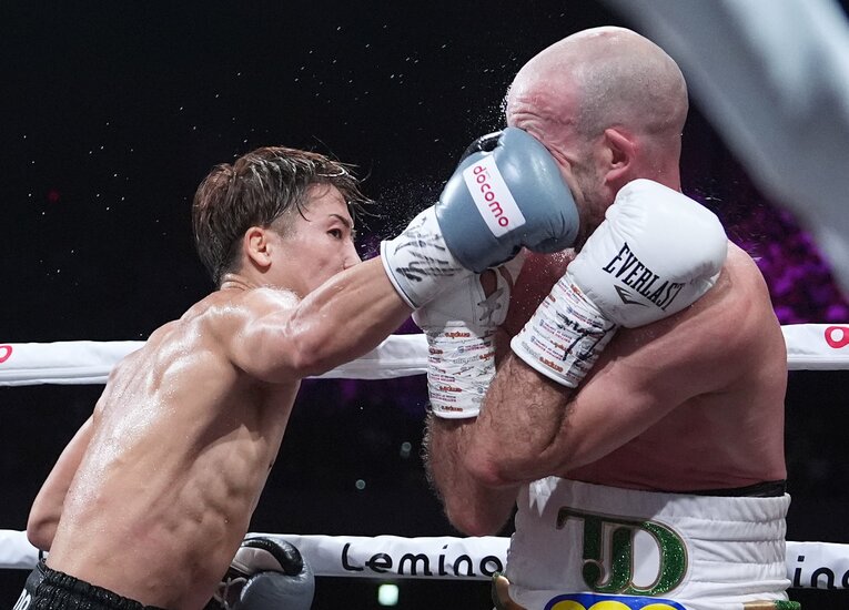 ボディを意識してガードが下がったドヘニーに右をヒットさせる　©Naoki Fukuda