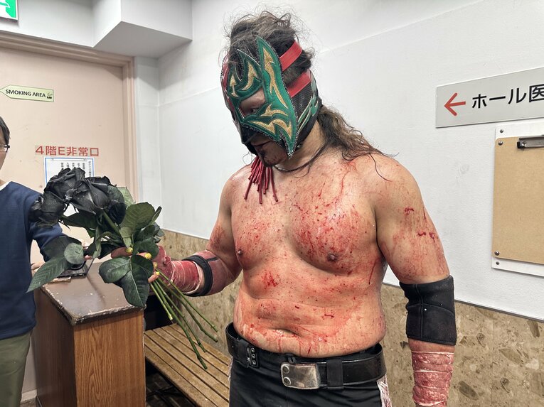 スワイプすると「エル・デスペラードvs葛西純」など激闘写真をご覧になれます　©Norihiro Hashimoto