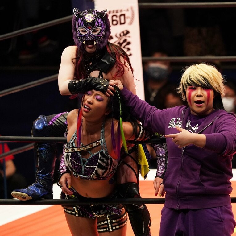 大江戸隊リーダーの刀羅ナツコと共に野崎渚（WAVE）を攻めるスターライト・キッド（スタジアム）