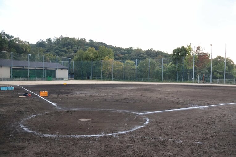 京都国際校内のグラウンドは右翼が約60m、左翼は約70mと激セマ！ しかも球場特有の扇状ではなく台形に近いいびつな形をしている　©︎Fumi Sawai