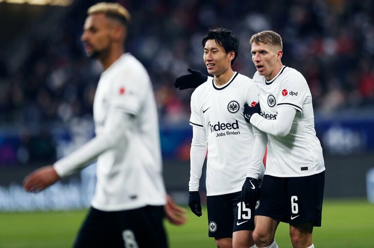 「1年前はJ2→ドイツ5部」上月壮一郎22歳の堂々1部デビュー…長谷部誠と握手、鎌田大地vs吉田麻也のW杯組対決も〈現地撮影〉(61)