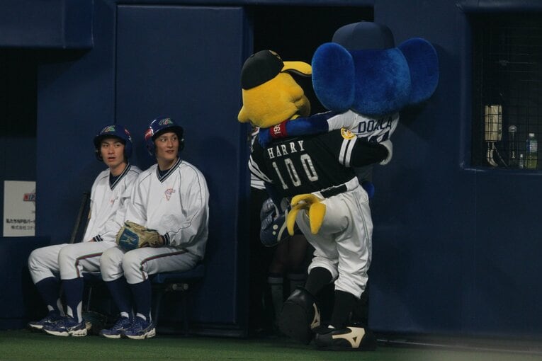 ハリーホークのたくましさにボールボーイもびっくり　©Shigeki Yamamoto