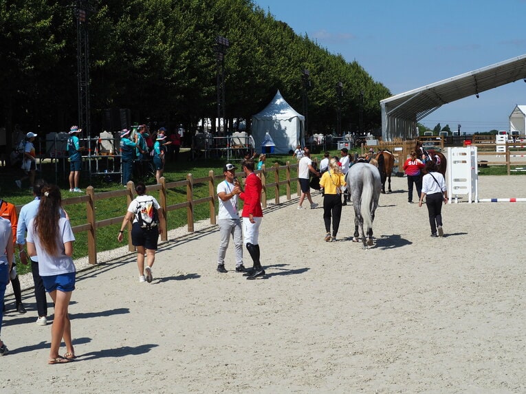 移動中の人馬　©JMPA