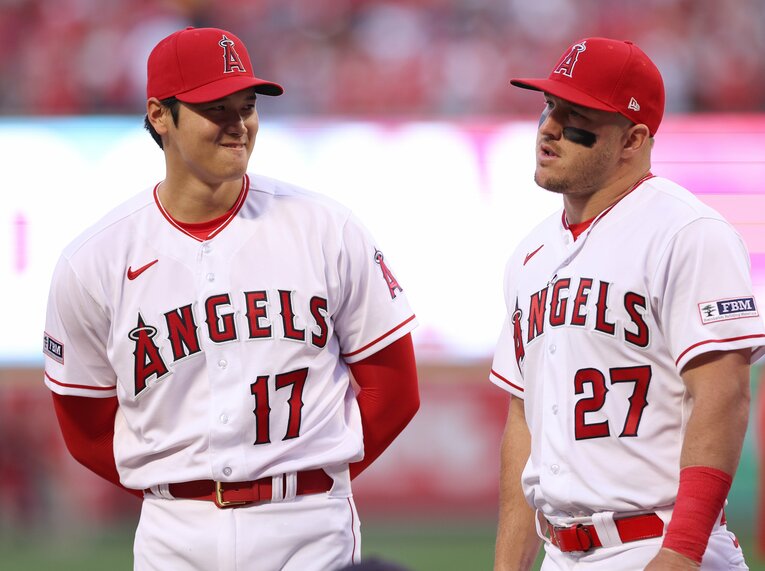 WBCを終えエンゼルスに戻った大谷とトラウト。試合中もよく会話するシーンが見られる　©Getty Images