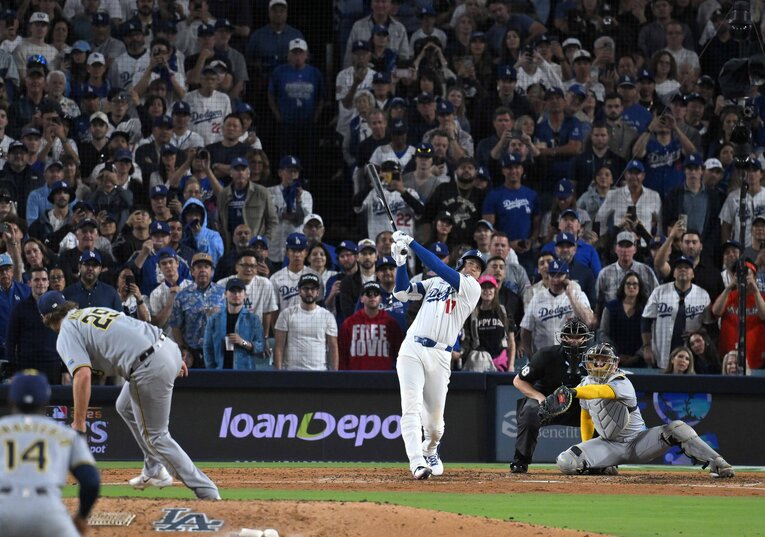 ナ・リーグ優勝決定シリーズ第4戦で3HR＆10奪三振を記録した大谷。「大谷封じ」はブルージェイズの最重要事項だった　©JIJI PRESS