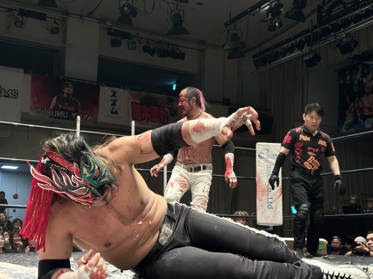 スワイプすると「エル・デスペラードvs葛西純」など激闘写真をご覧になれます　©Norihiro Hashimoto