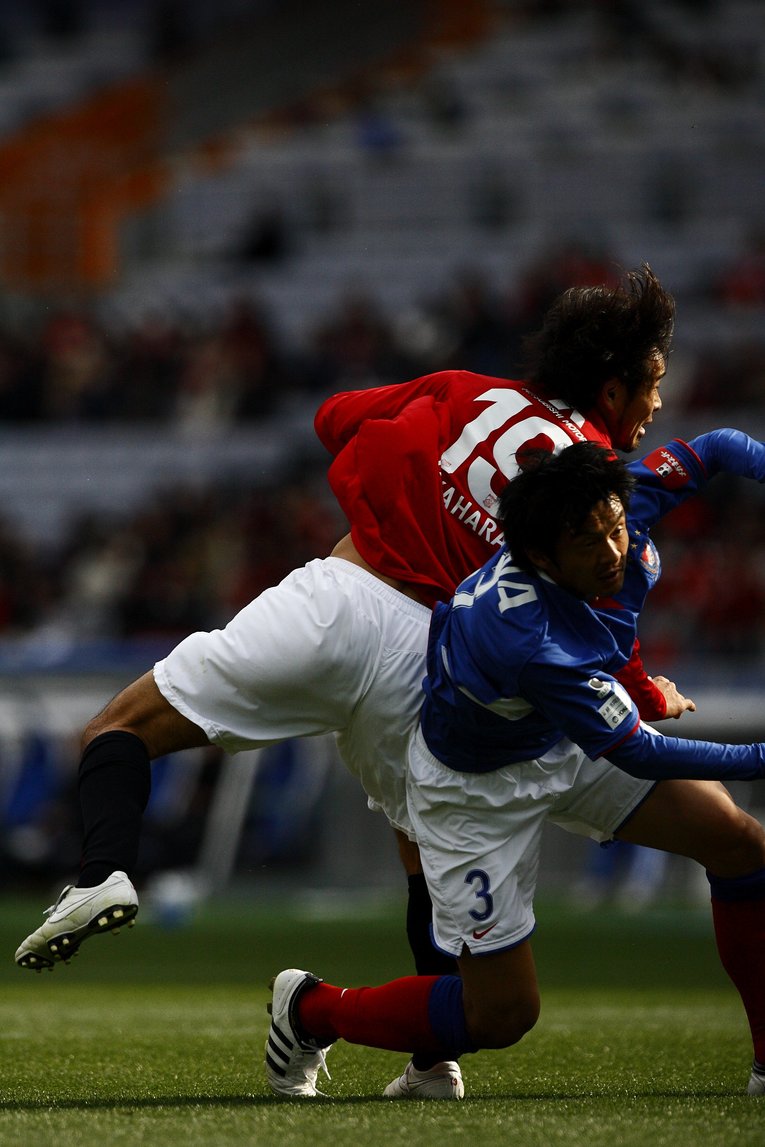 高原直泰と競り合う　©Sports Graphic Number