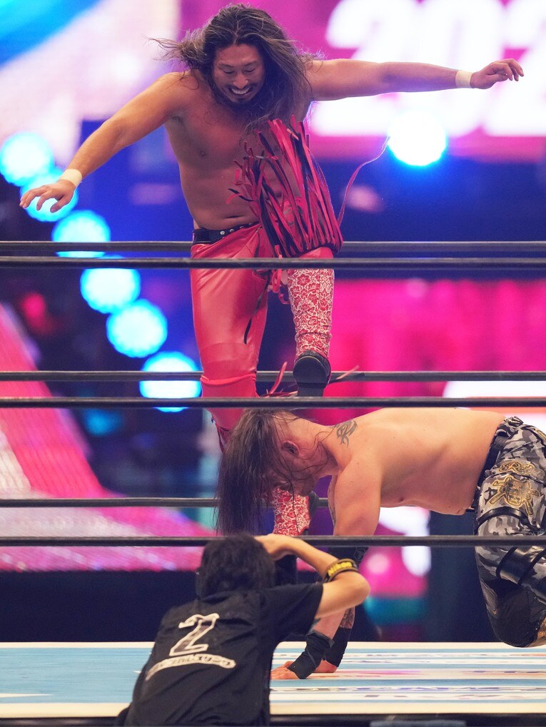 デビッド・フィンレーを踏みつぶす辻陽太　©Essei Hara