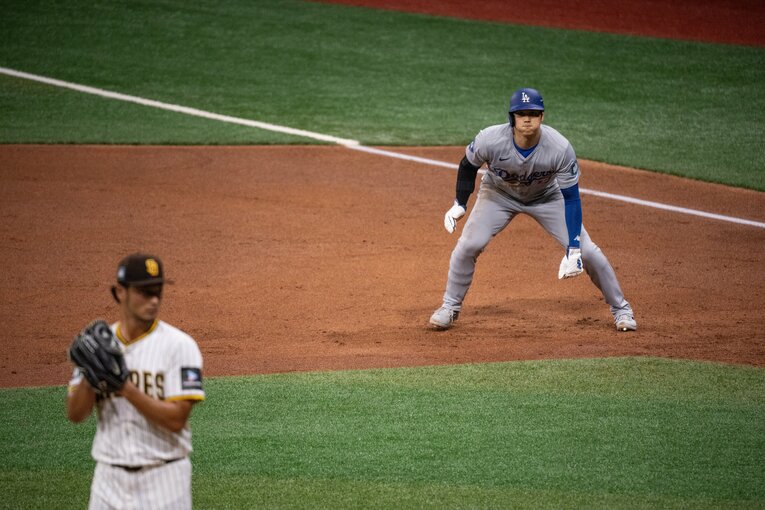 盗塁する前、頬を膨らませ盗塁の機会をうかがう大谷　©Nanae Suzuki