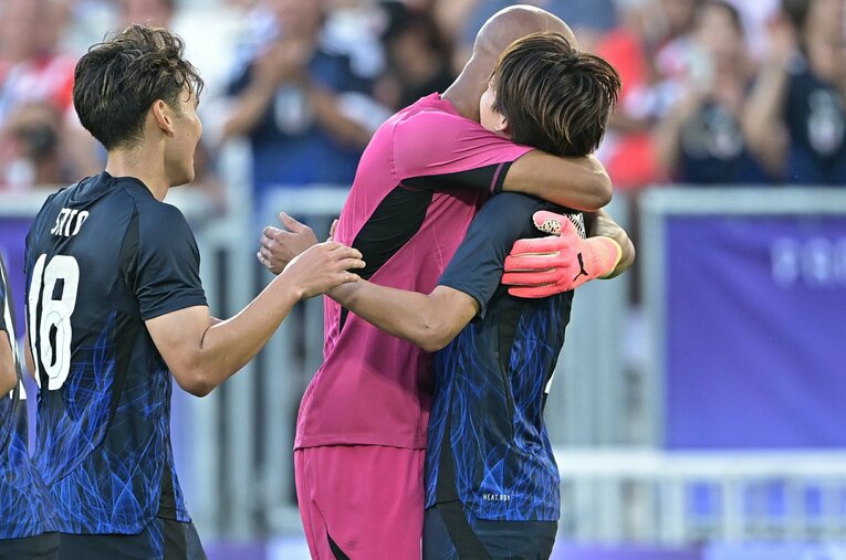 小久保の熱烈なハグ　©Takuya Kaneko/JMPA