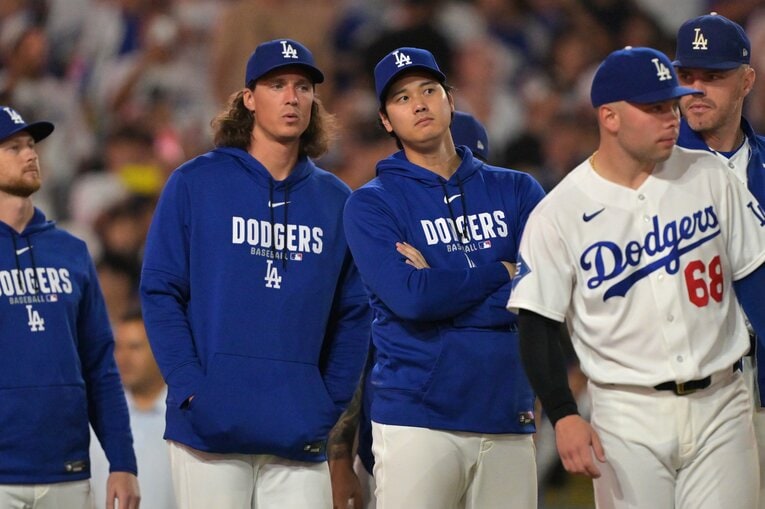 大谷がスイングで苦悶の表情＆ベンチでは明るく…テレビに映らないドジャースの光景を見る（写真は右に続きます）　©Getty Images