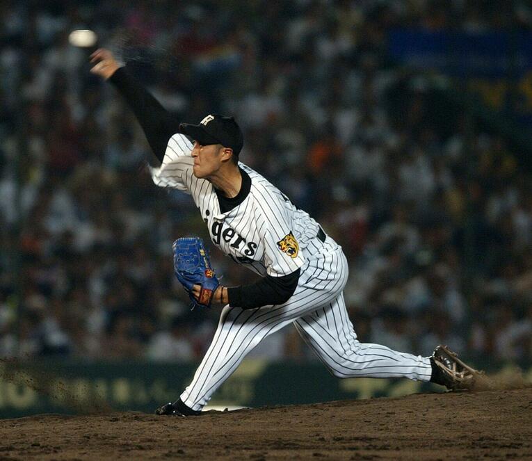 監督が星野仙一に代わった2002年、甲子園で力投する藤田太陽　©JIJI PRESS