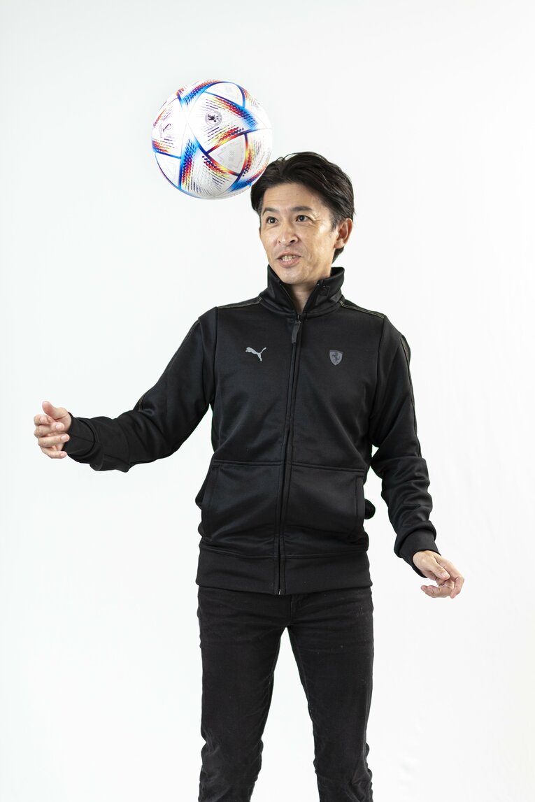 少年時代はサッカーに熱中していただけあり、撮影時には見事なリフティングを披露した　©Takuya Sugiyama