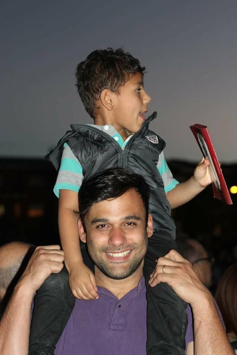 グスタヴォさんに肩車される弟のカルロス　写真は両親提供