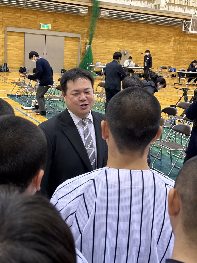 選手に語りかける島影隆啓監督　©Yuji Yanagawa