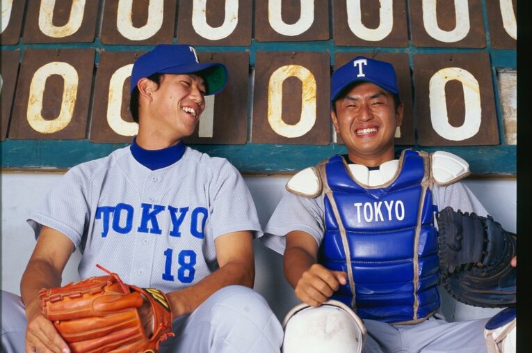 東大野球部時代の松家卓弘（左、2004年撮影）。04年ドラフト9巡目でベイスターズ入り。右は捕手の升岡大輔。松家は東大野球部5人目のNPB選手　©BUNGEISHUNJU