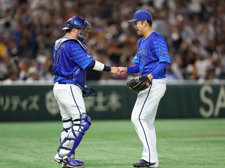 CSファイナルで巨人に勝利し、握手する捕手の戸柱とクローザーの森原康平　©︎JIJI PRESS