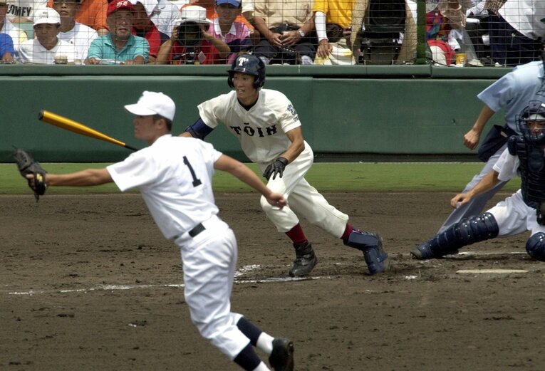 2002年夏の甲子園1回戦、東邦戦でタイムリー打を放つ西岡剛　©︎Sankei Shimbun