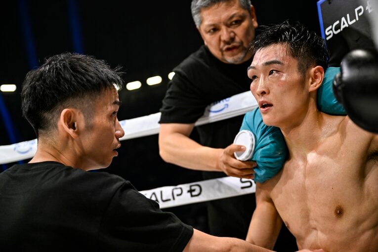 4ラウンド終了後にコーナーで右肩を冷やす西田。中谷はその異変に気づいていた　©︎Hiroaki Finito Yamaguchi