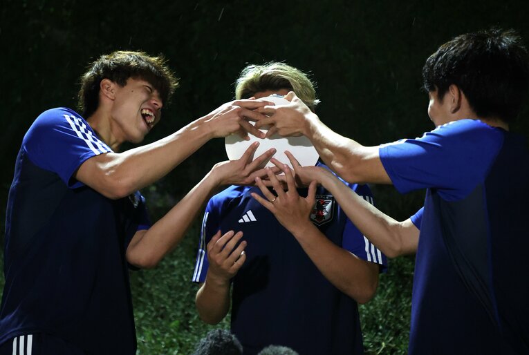 松木玖生に「顔面ケーキ」をお見舞いする高井幸大と平河悠（2枚目／全2枚）©JIJI PRESS