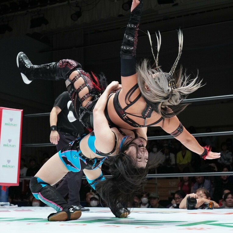 小波をきれいなジャーマンスープレックスで投げるさくらあや　©Essei Hara