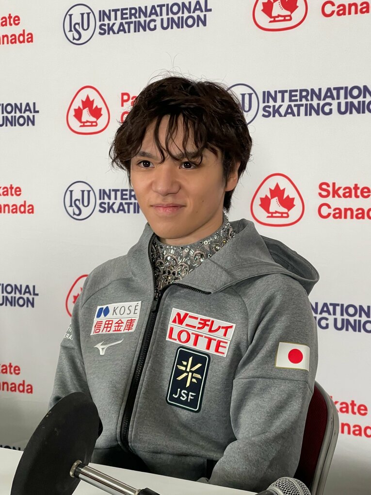 スケートカナダにてインタビューに答える宇野　©Akiko Tamura
