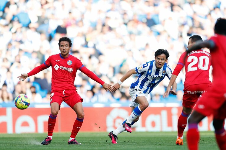 「TAKEあなたは最高です、と日本語で…」久保建英21歳はソシエダで愛される「日本人最多リーガ6点目＋“MVPタケクボ”コール」を撮った(21)