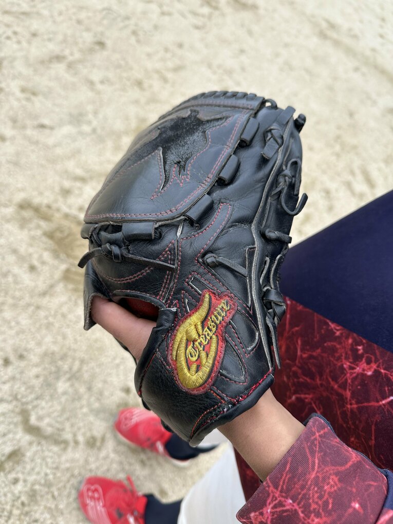 冷水孝輔のグローブ　©Yuji Yanagawa