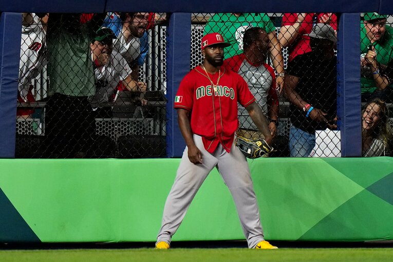 日本との準決勝をはじめWBCで活躍したメキシコ代表アロザレーナ。岡本和真のホームランを阻んだスーパーキャッチ後の一コマ　©Getty Images