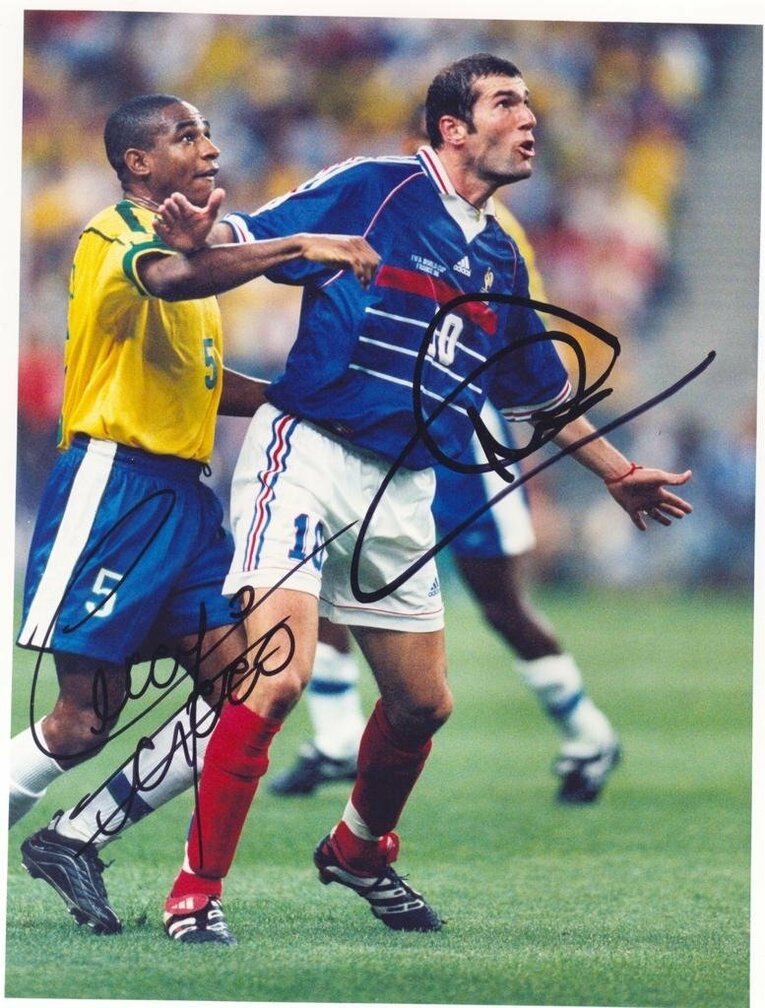 1998年ワールドカップ決勝でフランスと対戦した。ジダンとサンパイオのサイン入り写真　※本人提供