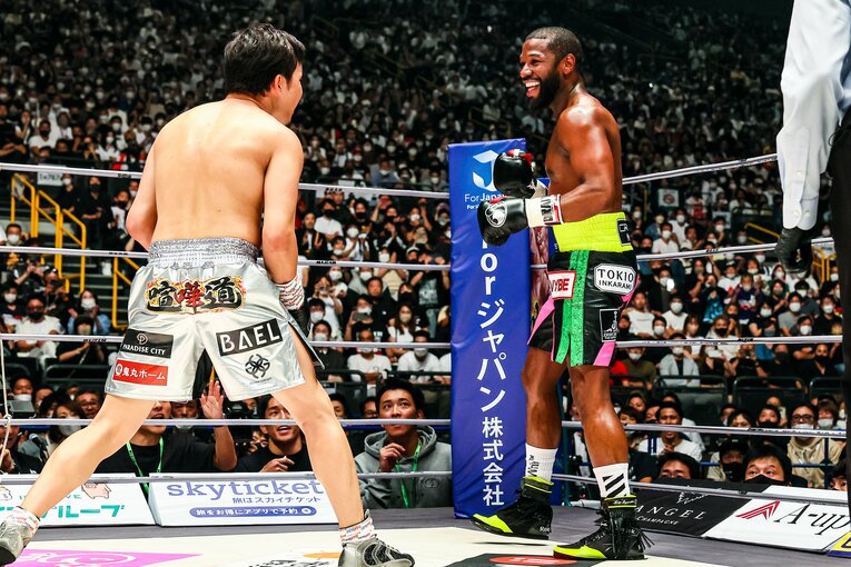 コーナーに追い詰められても余裕の表情　©RIZIN FF Susumu Nagao