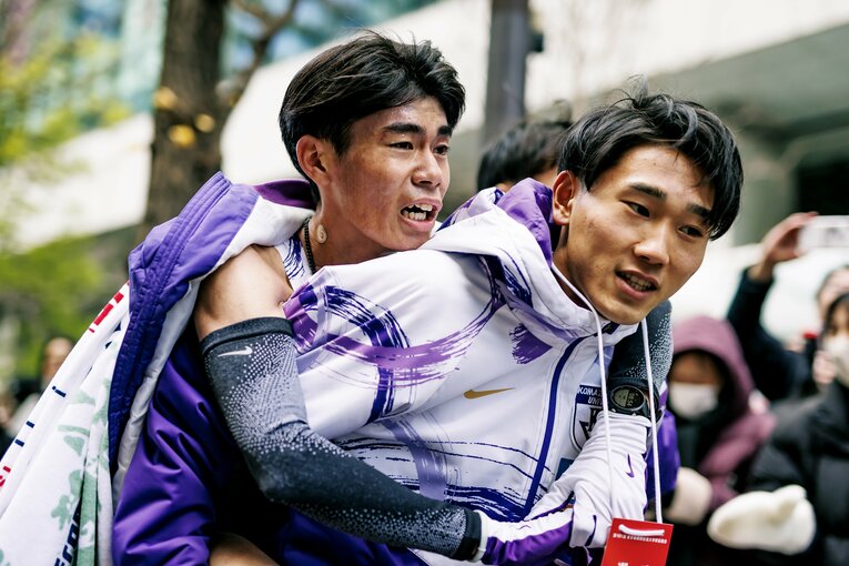 第101回箱根駅伝、設定タイムを超える走りを見せてゴールした小山翔也がキャプテン篠原倖太朗におぶわれる　©Kiichi Matsumoto