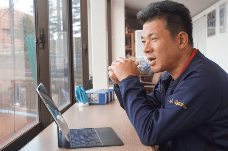 今年のドラフトを前に取材に応じた仙台育英・須江航監督 ／ photograph by Kei Nakamura