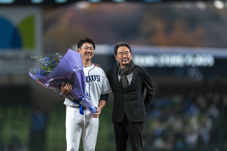 引退セレモニーでの松坂と東尾　©Takuya Sugiyama