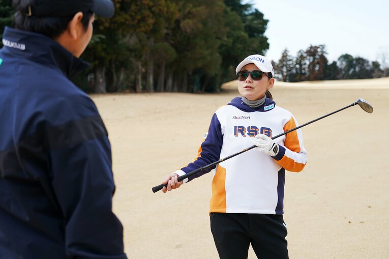 今季からマスダゴルフと契約し、クラブを一新した横峯さくら。練習に訪れた担当者とディテールを確認していた　©︎Shizuka Minami