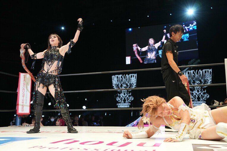 中野たむに勝ち赤いベルトを奪取した上谷沙弥　©Essei Hara