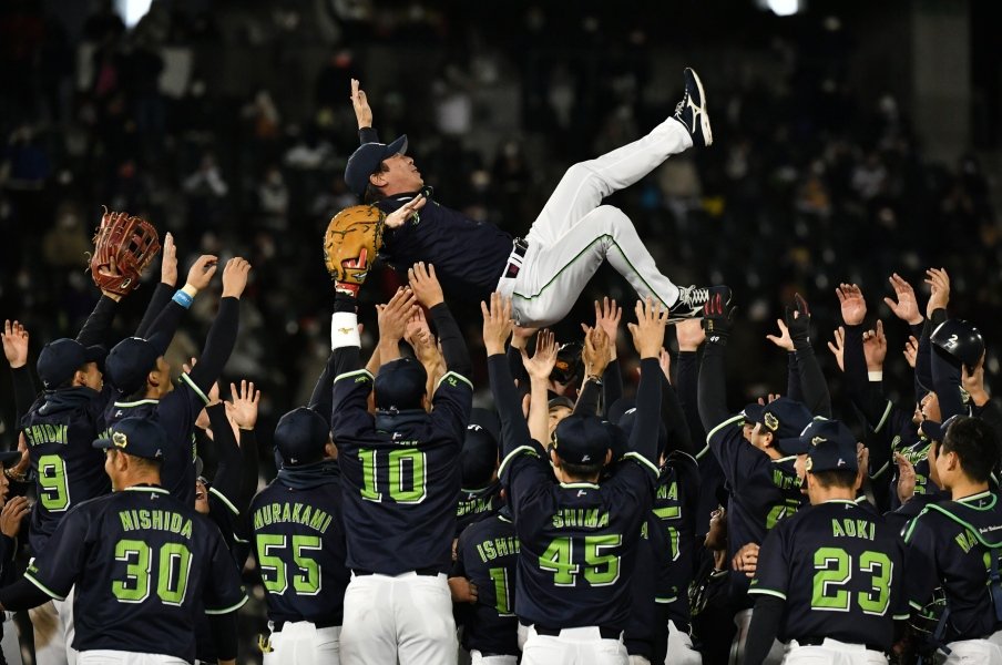 オリックスの「データと役割」野球を撃破…ヤクルト高津臣吾監督が信じた<“主役は自分たち”とノムさんの教え>とは