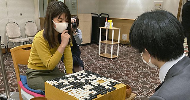 祖父は伝説の棋士、22歳藤沢里菜女流四冠が達成した女性初の快挙とは【共用スリッパで帰るドジっ子だけど】