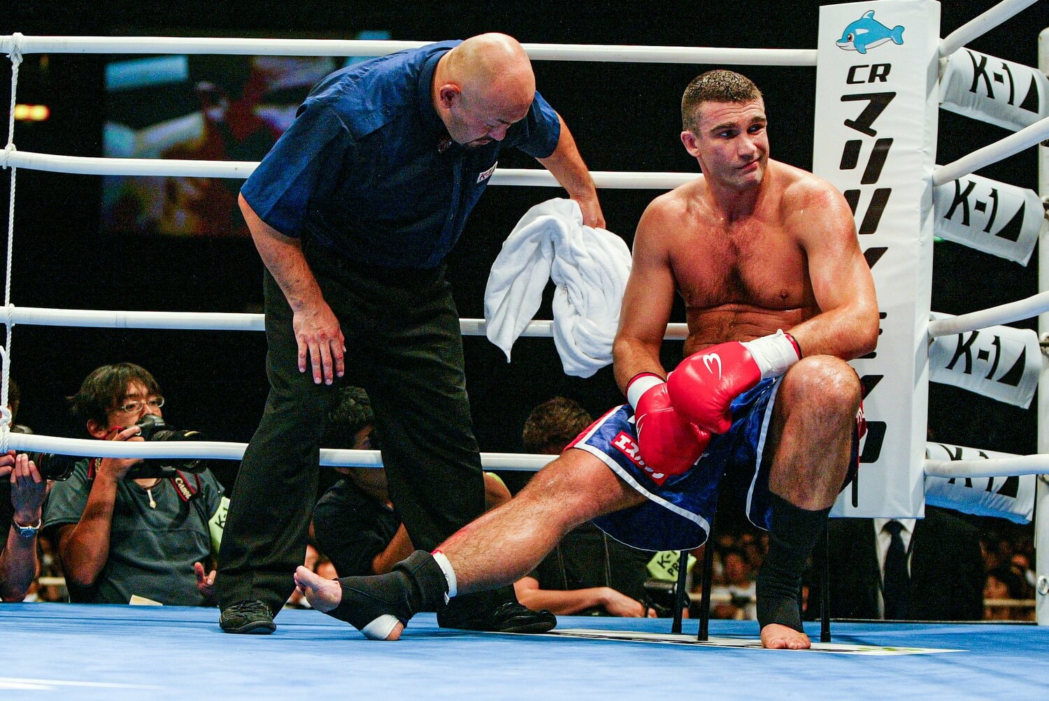 2005年9月のマイティ・モー戦、右足のすねから流血するアーツ　©Susumu Nagao