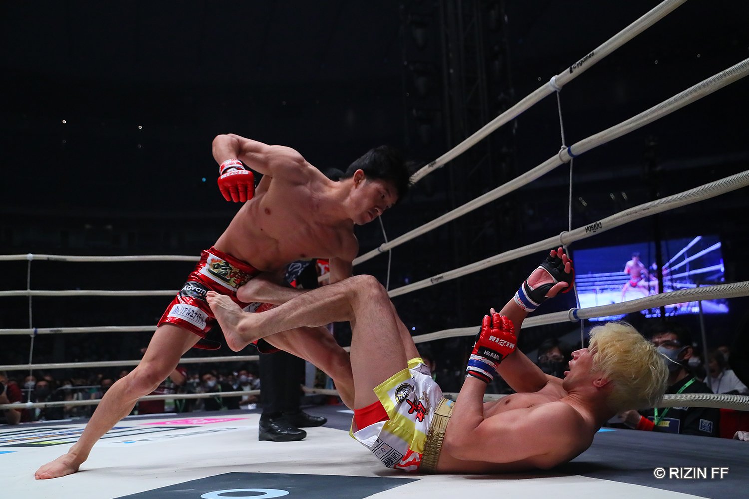 朝倉海（左）と渡部修斗