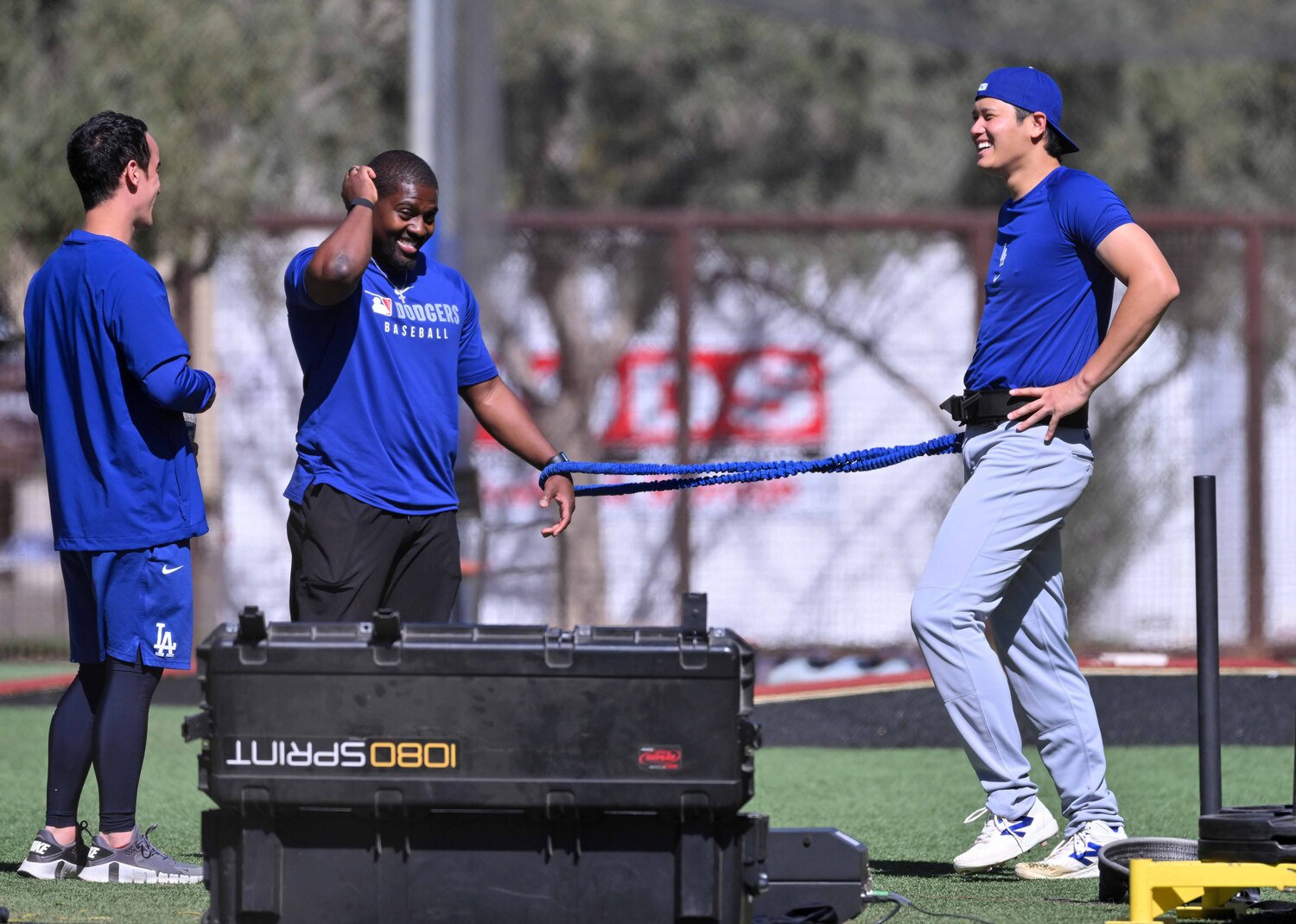 今年2月のキャンプでスミスコーチとトレーニングに励む大谷　©JIJI PRESS