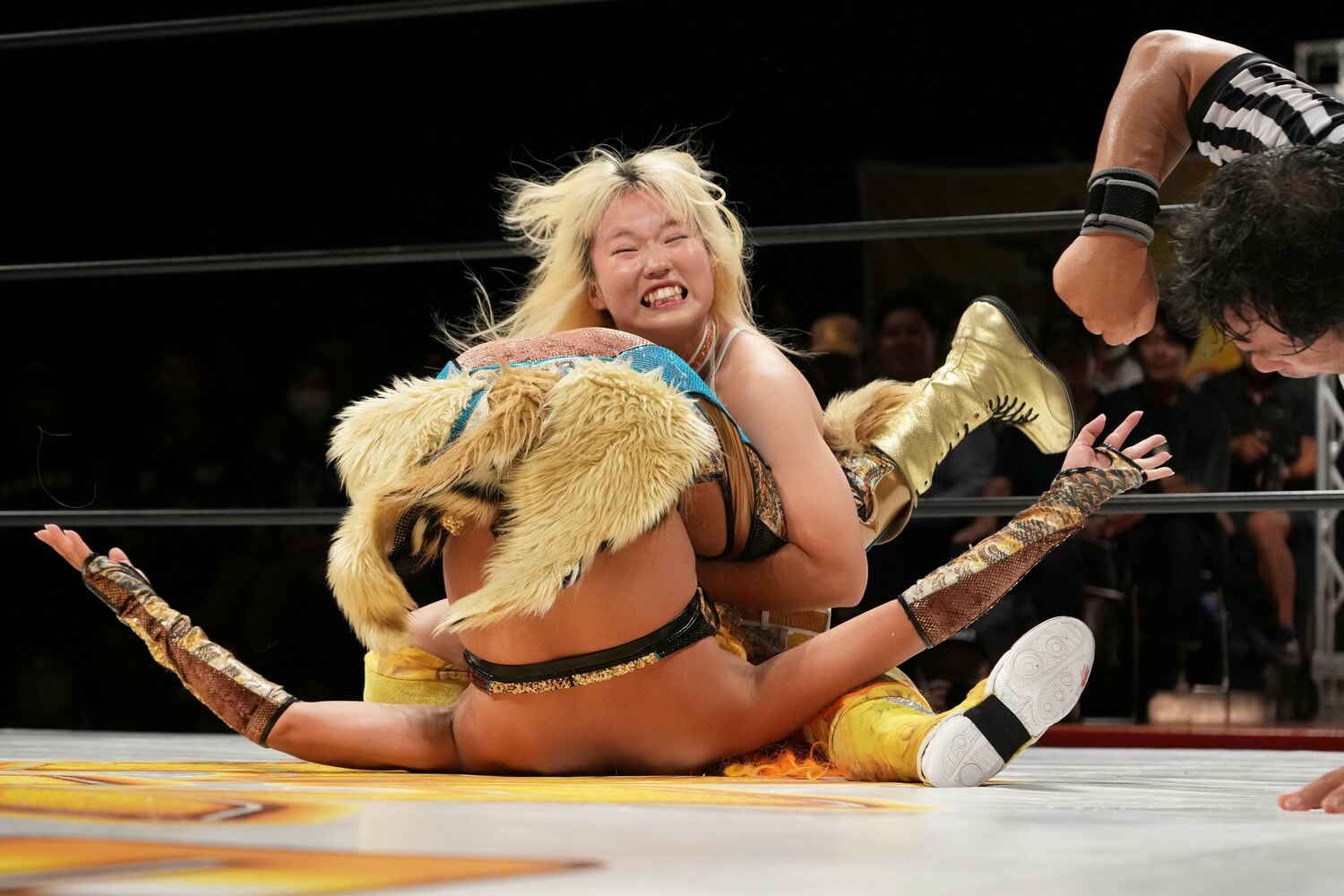 “全員掛け”でジュリアにフォール勝ちしたビクトリア弓月　©Essei Hara