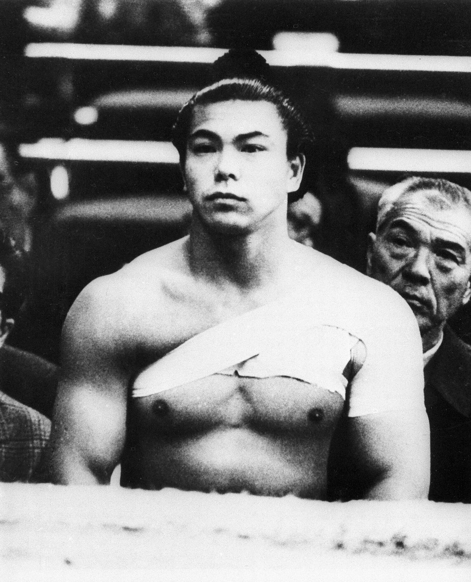 肩の脱臼をおして土俵に上がる千代の富士。左肩のテーピングが痛々しい(写真は昭和52〜53年頃)©︎KYODO