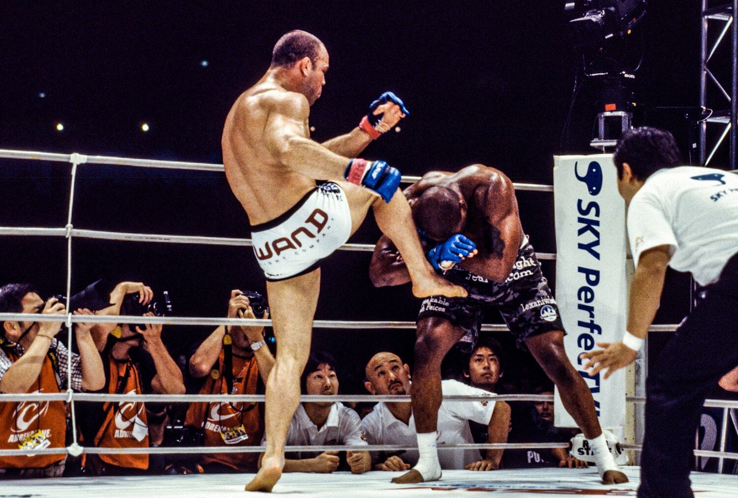 シウバの膝蹴りを浴び続けたジャクソン ©Susumu Nagao