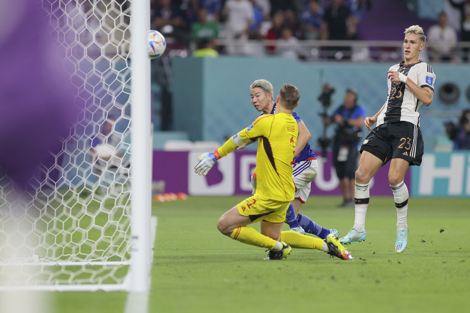 ミスが連続して喫した逆転ゴール　©Kaoru Watanabe/JMPA