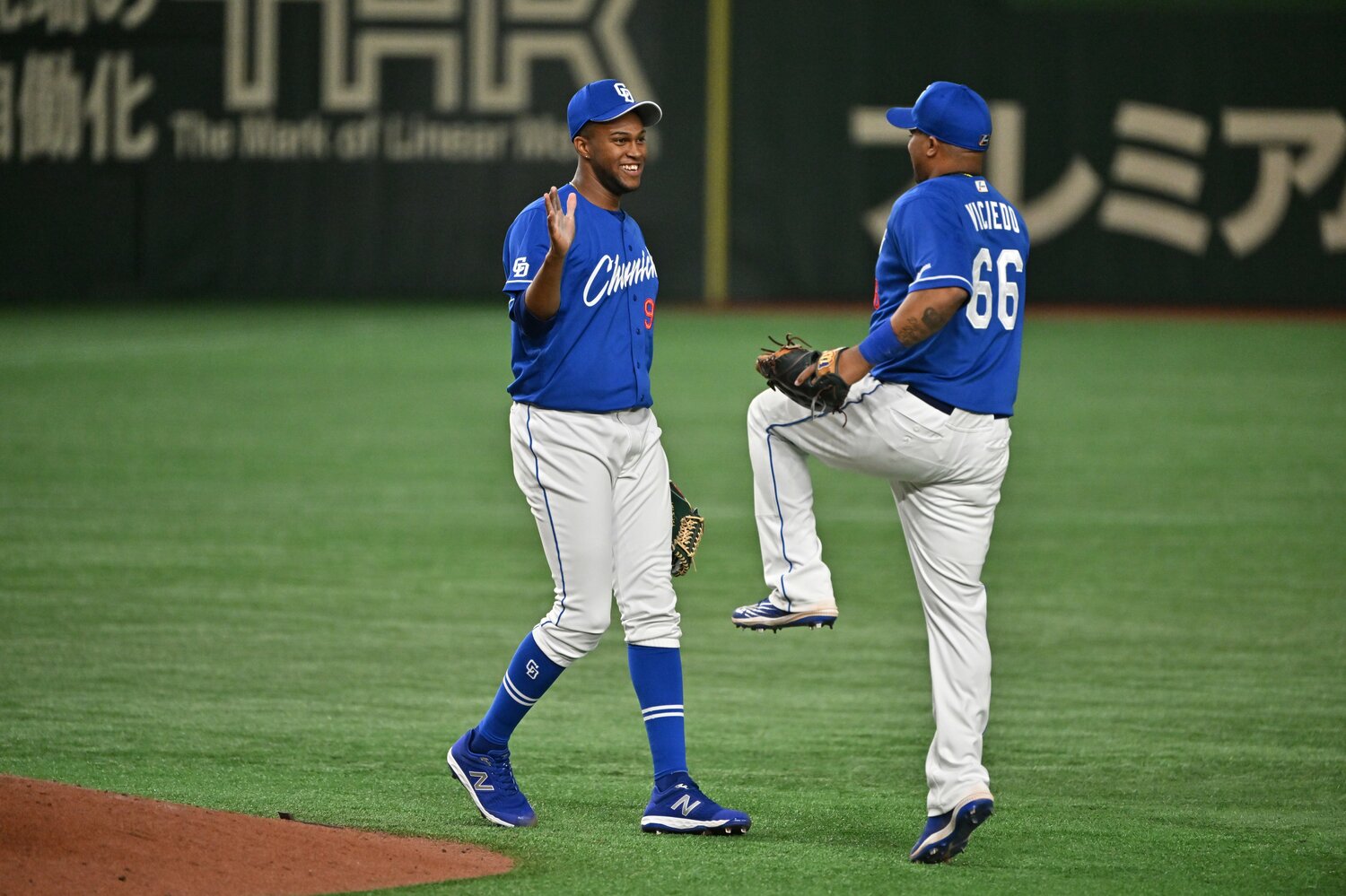 中日時代、ビシエドと喜ぶライデル。同じキューバ勢だが経歴はそれぞれ違う　©Hideki Sugiyama